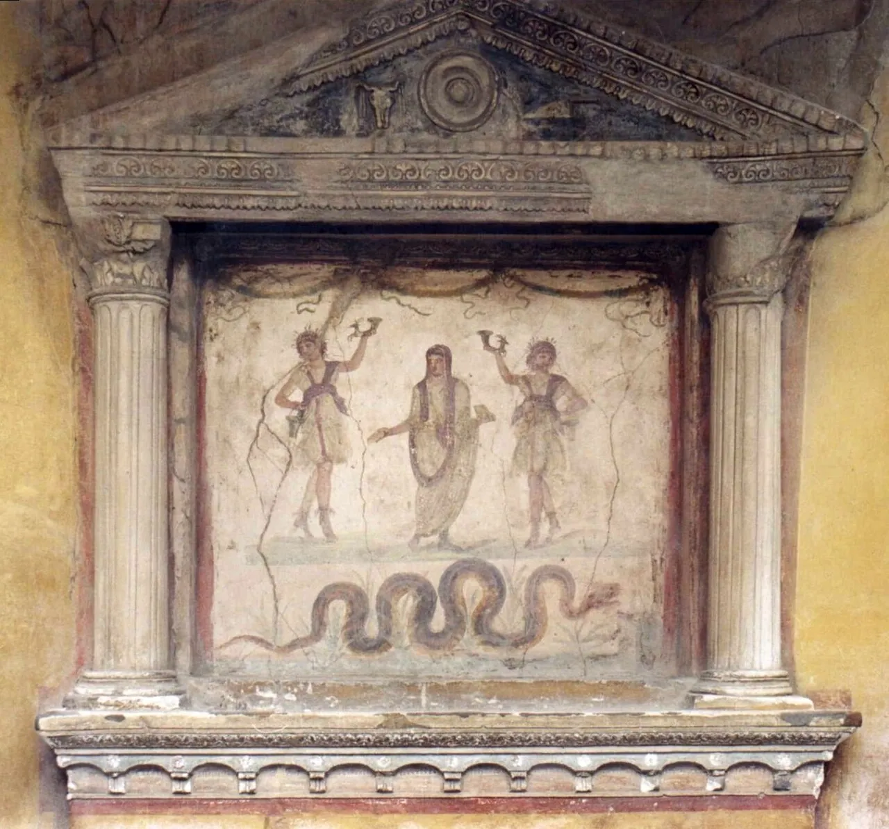 Larario della Casa dei Vettii, Pompei, esempio di domus romana
